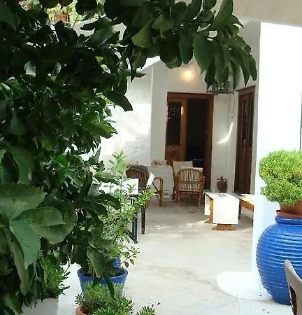 Douskos Uptown Living Guest house *