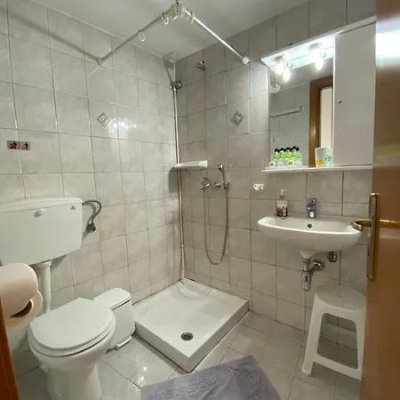 Douskos Uptown Living Guest house