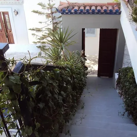 Guest house Douskos Uptown Living